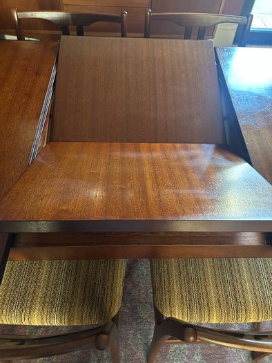 mid century extendable dining table , very good condition