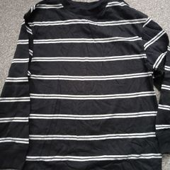 New.M&S boy's long sleeve top. Age 7/8