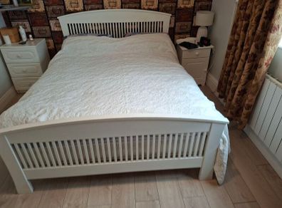 5ft 6 wooden frame double bed