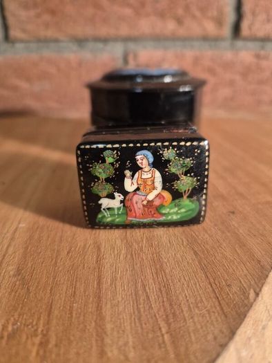 russian lacquered boxes
