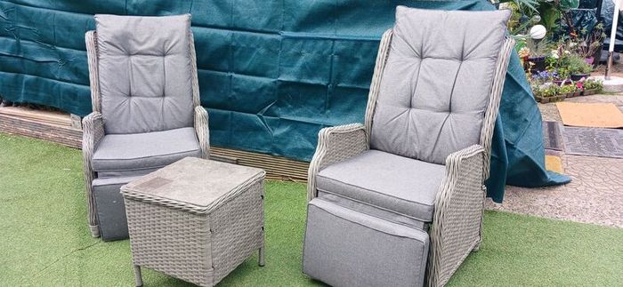 garden chairs / table