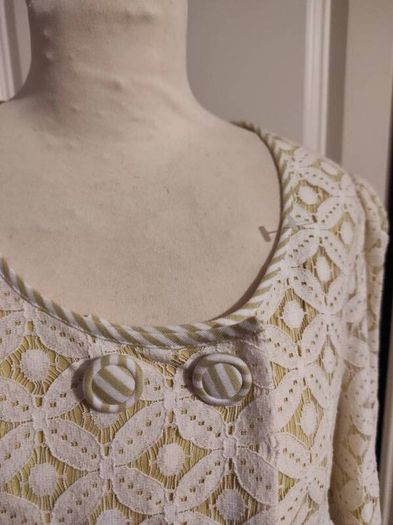 Cream lace jacket with butons