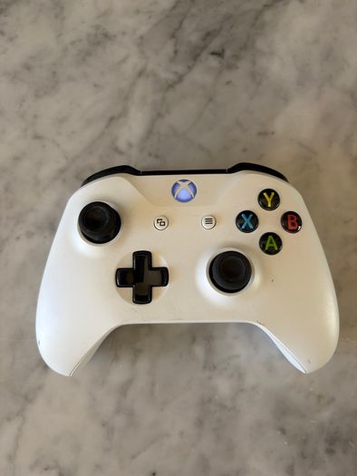 Official Xbox Wireless Controller (Robot White) - Bluetooth Model 1708