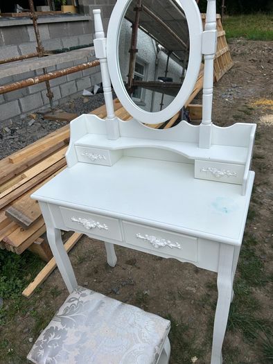 vanity table