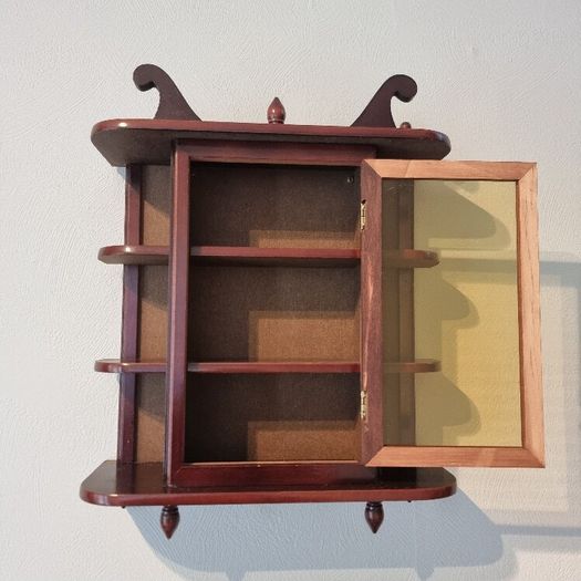 display small item's miniature clocks and such like