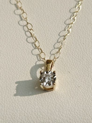 9ct Gold Solitaire Diamond Pendant & Chain