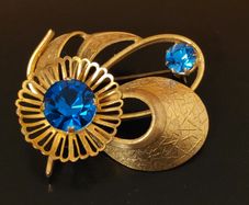 Stunning vintage gold tone metal & blue glass brooch