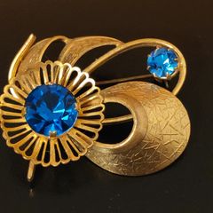 Stunning vintage gold tone metal & blue glass brooch