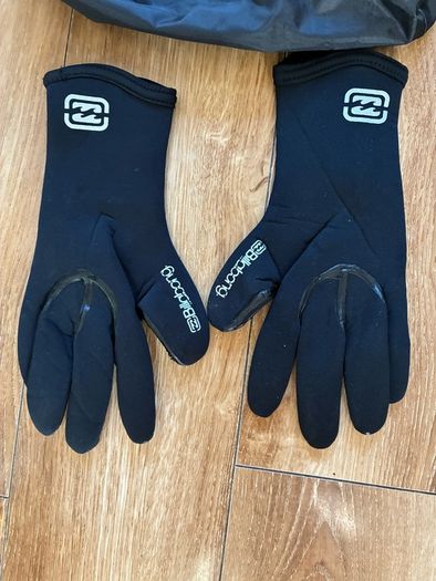 Billabong Wetsuit Bundle Size M. New Wetsuit with Tag + Gloves, Bags, Hood & Neoprene Socks