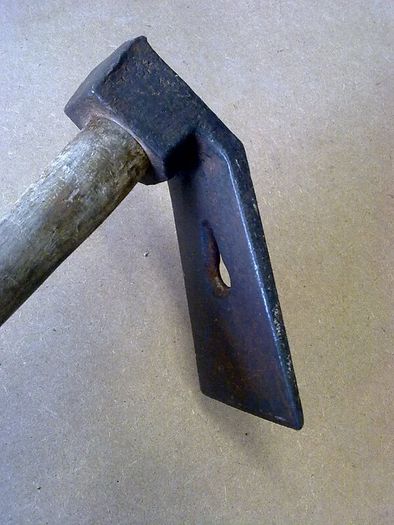 Small adze with nail pull