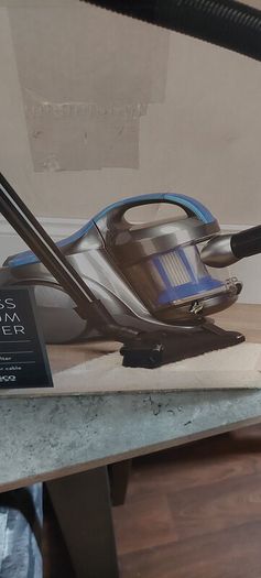 700w bagless vacuum