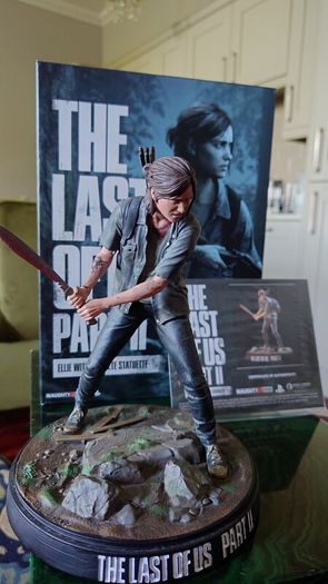 Dark Horse The Last of Us Part II Ellie Statue