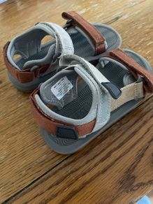 sandals size 10G