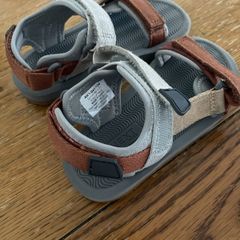 sandals size 10G