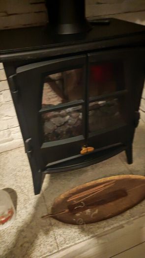 electric stove same as new looks like a real fire fab