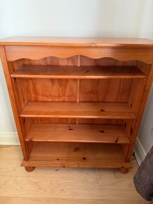 Bookshelf with scallop detail