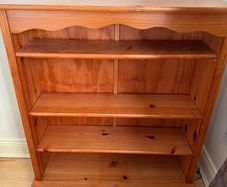 Bookshelf with scallop detail