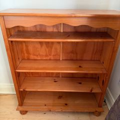 Bookshelf with scallop detail