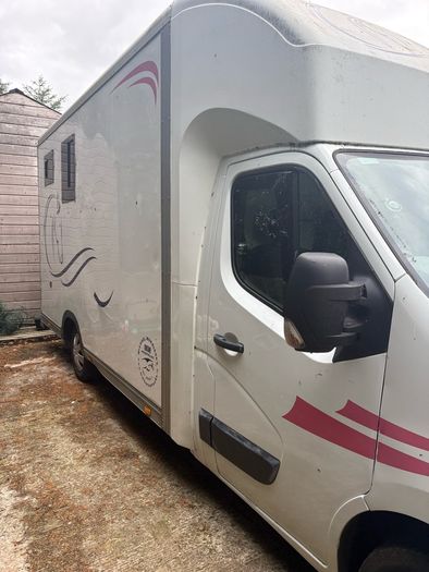 132 Renault master 3.5 horse van