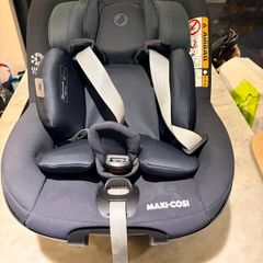 Maxi Cosi Pearl 360 with swivel base