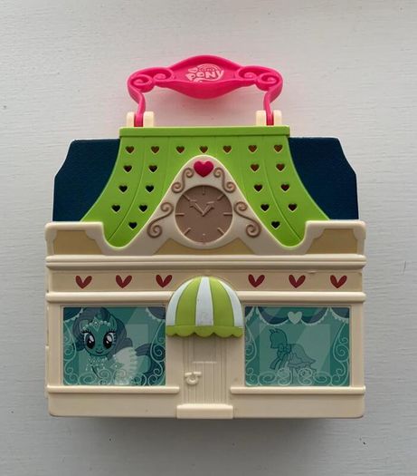 Small Carry Case Play House with Small Figures