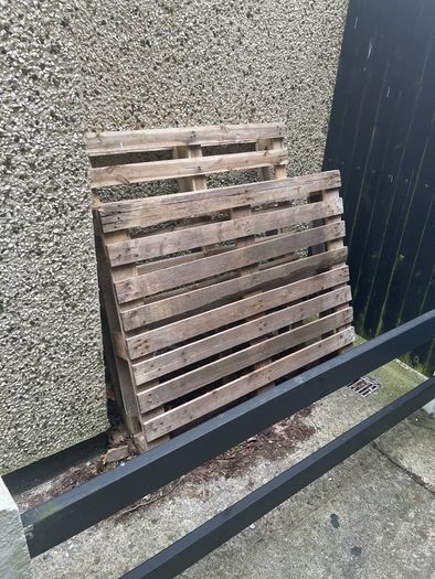 2 Pallets Free to take away