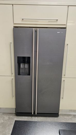 American Fridge with water and ice dispenser