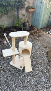 cat tree/ scratching post