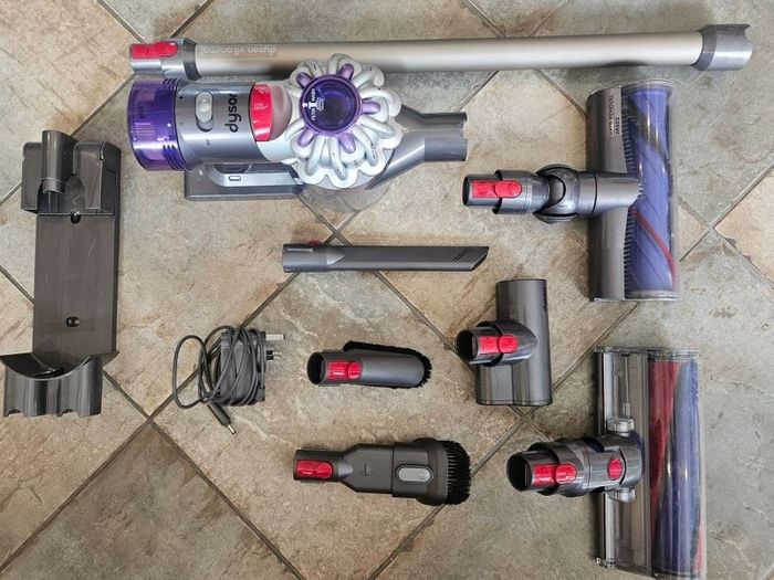 Dyson V8