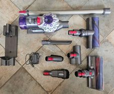 Dyson V8