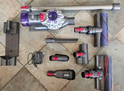 Dyson V8