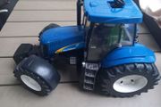 Toy tractor new holland T8040