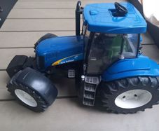 Toy tractor new holland T8040