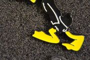 Daffy duck,   pin back badge.