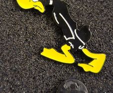 Daffy duck,   pin back badge.