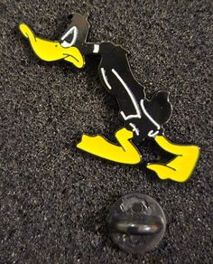 Daffy duck,   pin back badge.