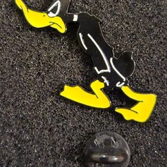 Daffy duck,   pin back badge.