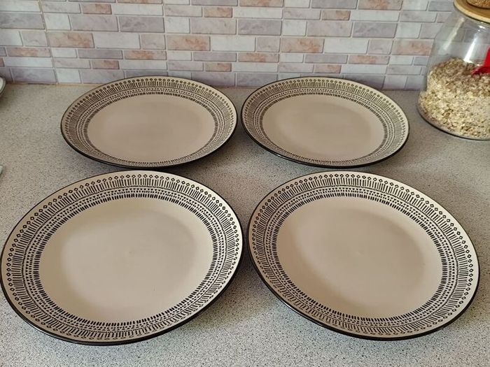 Wensley Stone 12-Piece Stoneware Dinner Set (As New)