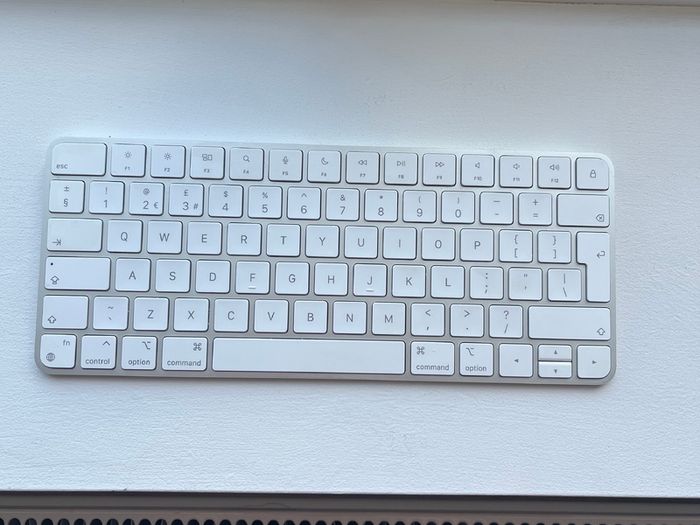 Official Apple Magic Keyboard (Wireless / Bluetooth)