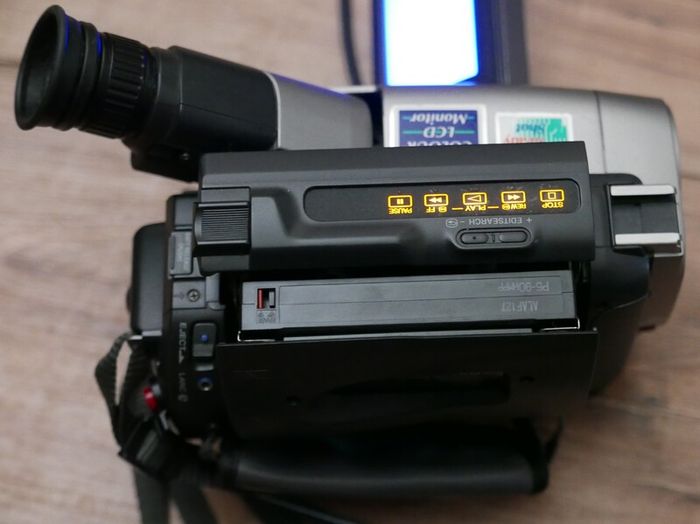Sony Handycam CCD-TRV64E Hi8 Analogue Camcorder
