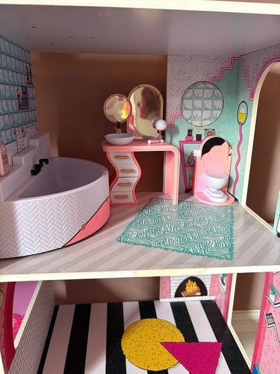 LOL dollhouse and over 15 dolls over various sizes