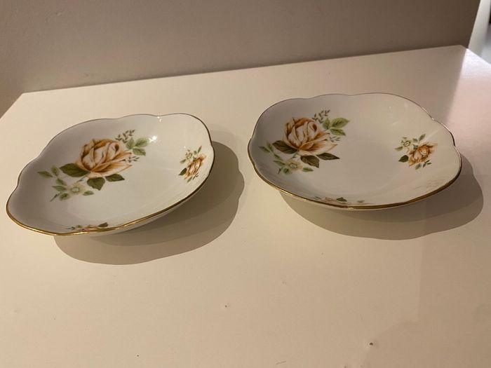 Pair of little Vintage China cmeilow  floral dishes