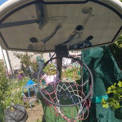 Adjustable basketball hoop