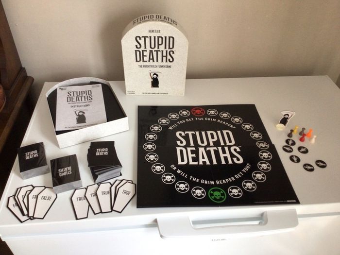Stupid Deaths Board Game complete