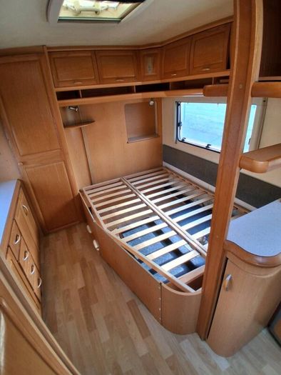 Hobby twin axle fixed bed with walk in bathroom
