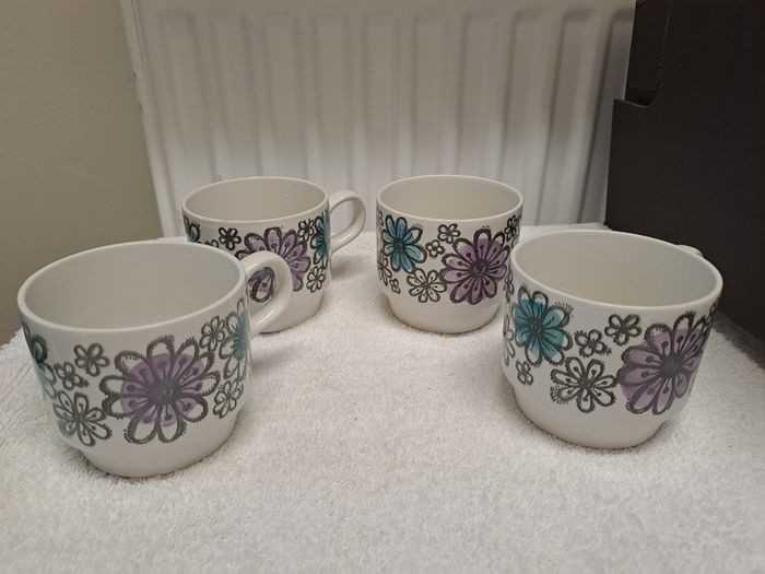Vintage 4 stackable cups