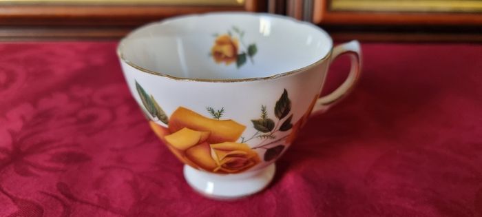 21 Piece Royal Tara Bone China Gold Gilt Red And Yellow Floral Tea Set For 6 Person Setting Made in Ireland