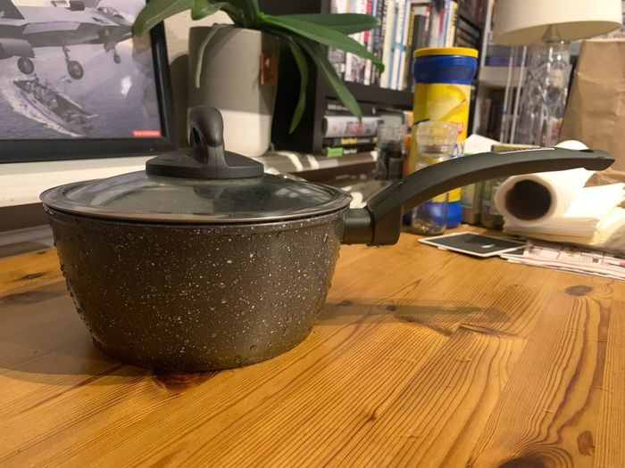 Frying pans and pot