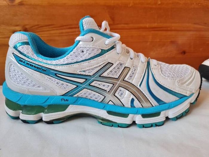 Asics gel kayano 18 sky blue/white Size 6.5 eu 40 in like new condition