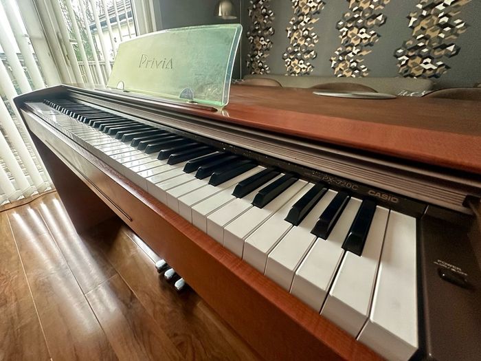 Casio Privia PX-720 Digital/Electric Piano in cherrywood